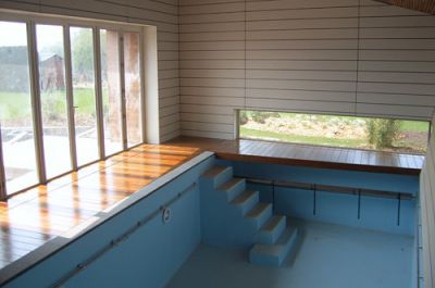 Aménagement autour d’une piscine intérieur