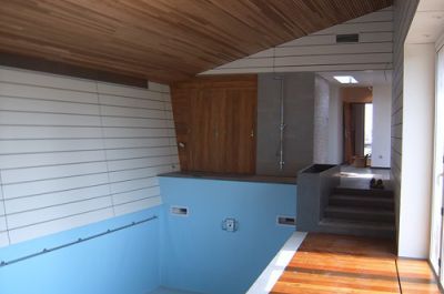 Aménagement autour d’une piscine intérieur